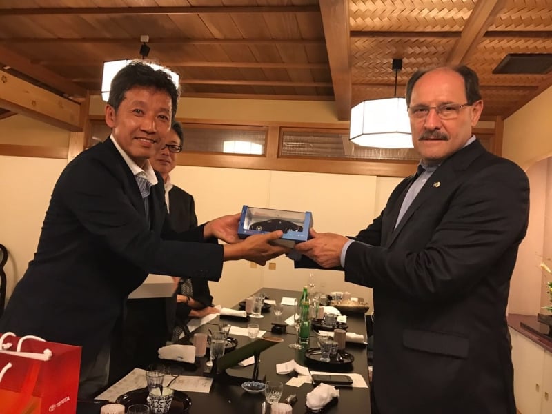 No encontro, Sartori trocou presentes com executivo da Toyota