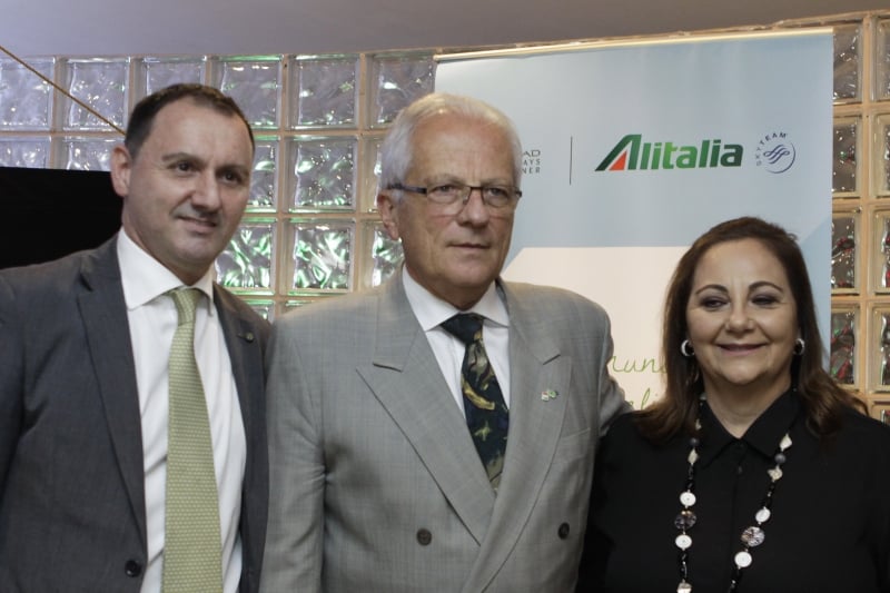 Governador em exercício, José Paulo Cairoli, entre Nicola Occhipinti, cônsul-geral da Itália, e Tereza Santos Rocha