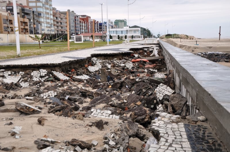 pg3 calçadão de Capão da Canoa destgruído pela ressaca - foto Beto Rodrigues
