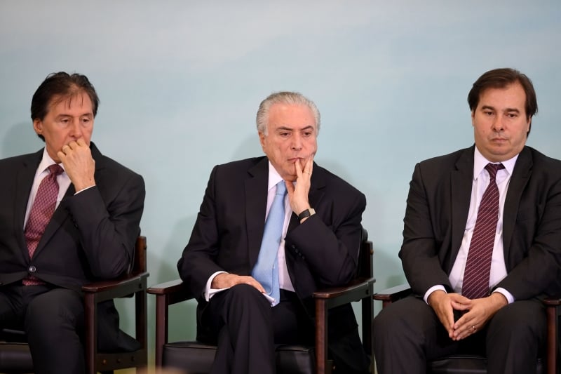 Maia (à direita), ao lado de Temer, garante que a pauta é prioridade da casa 