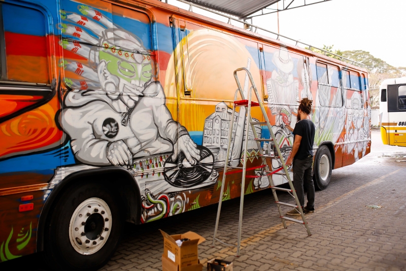 Õnibus da Prefeitura nos bairros sendo grafitado pelo Cauan Ferreira