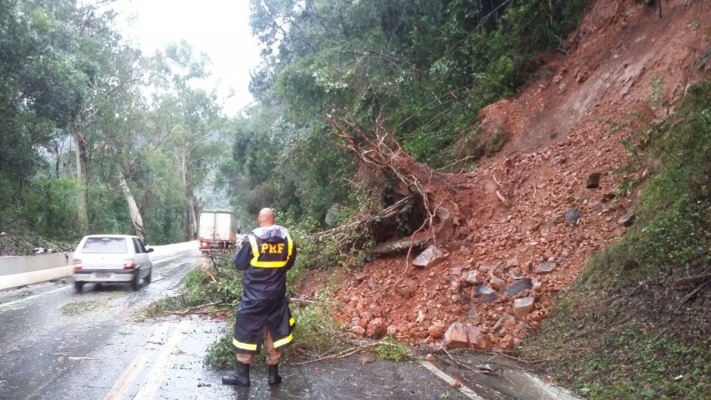Chuvas provocaram queda de barreira na BR-470 em Bento Gonçalves com interdição do tráfego