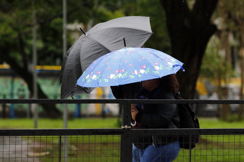 Chuva em Porto Alegre. Guarda-chuva. Avenida Borges de Medeiros. Clima