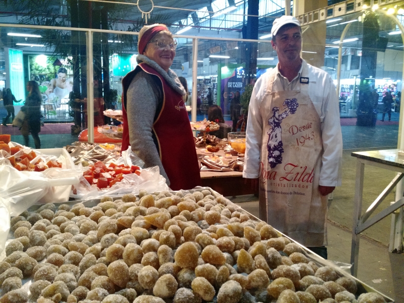 On&eacute;lia e S&eacute;rgio fazem as op&ccedil;&otilde;es com frutas Foto: Mauro Belo Schneider/Especial/JC