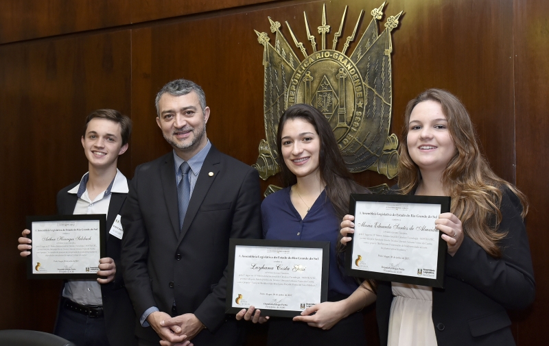 Pretto entregou os prêmios a Sulzbach, Luyhana e Maria Eduarda 