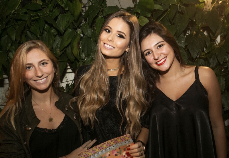 Sofia Scherer Corrêa da Silva entre Marianna Passos e Victoria Dornelles, na comemoração de seu aniversário no Mais Bistrô