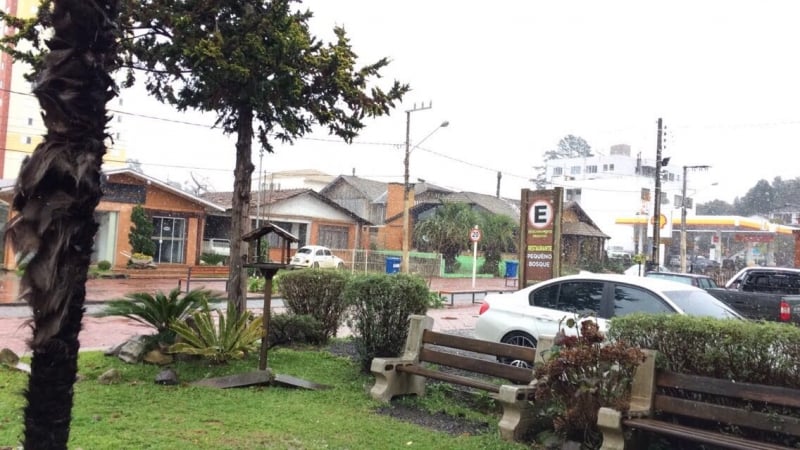 Neve muda a paisagem na área central da cidade de São Joaquim  