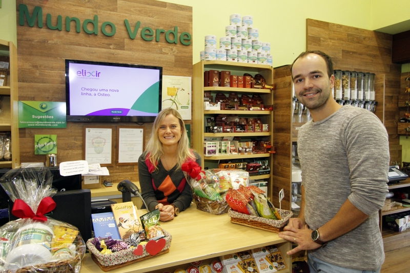 Laura e Felipe administram as unidades da Mundo Verde no bairro Bela Vista e no Shopping Iguatemi Foto: MARCELO G. RIBEIRO/JC