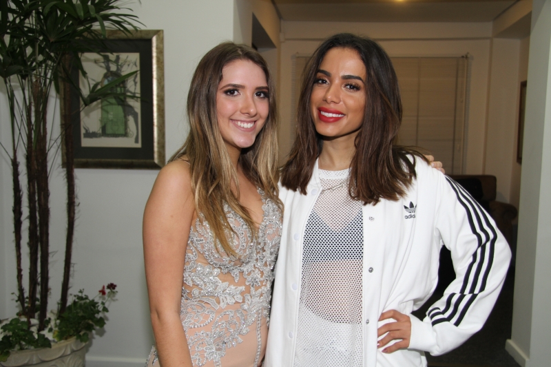 Camile Angelim Machado com a cantora Anitta, que fez show surpresa para a aniversariante  