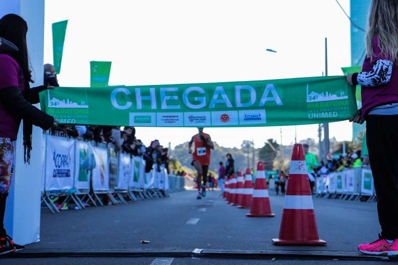Queniano e brasileira foram destaques do 1º lugar da 34ª maratona de Porto Alegre