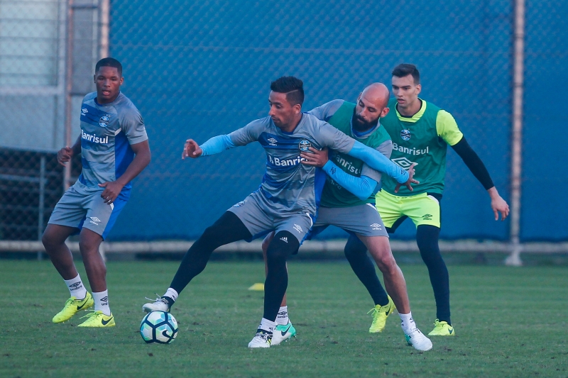 Barrios durante um lance no treino do Grêmio no Centro de Treinamentos Luiz Carvalho