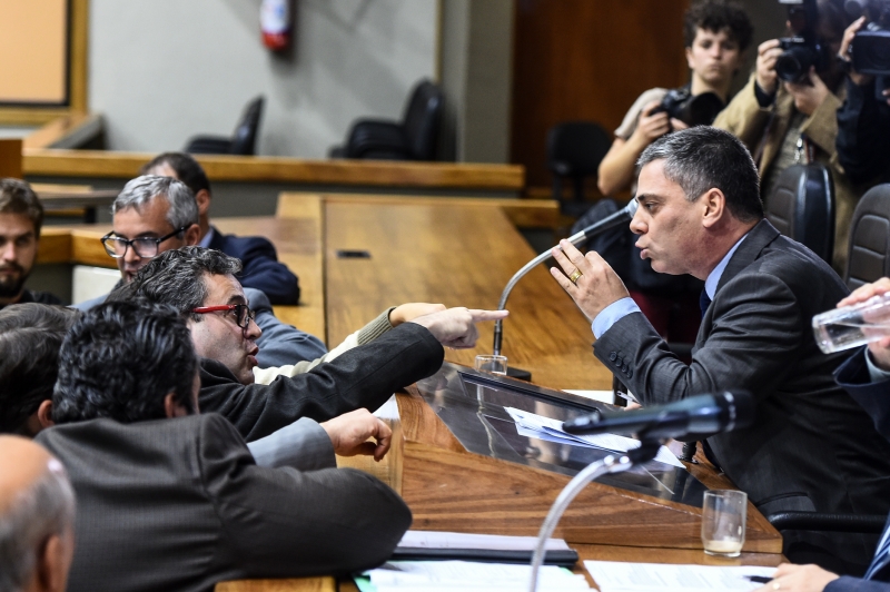 Robaina (esquerda) discutiu com Trogildo durante sessão