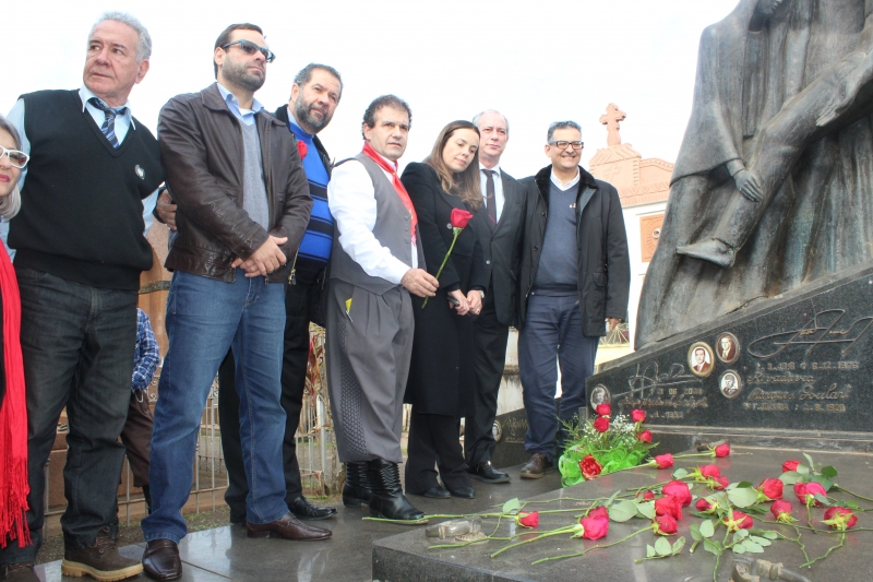 Lideranças nacionais e estaduais da sigla foram ao túmulo do ex-governador em São Borja