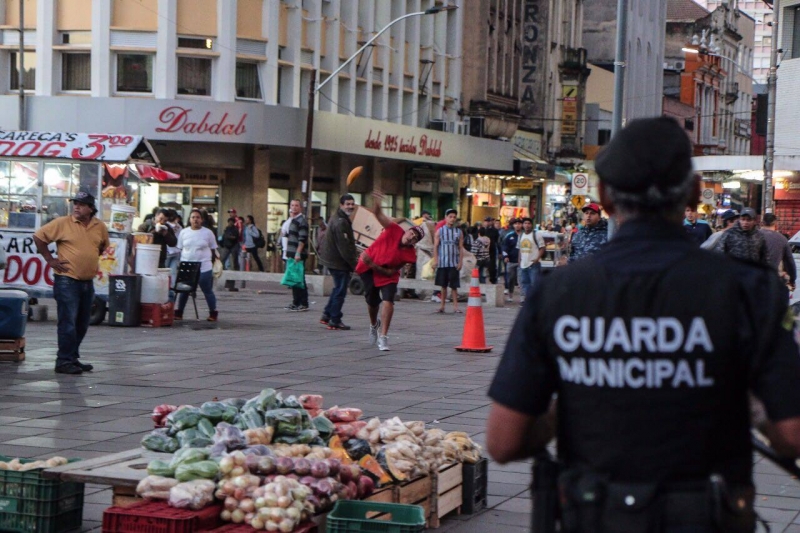 Ação da Guarda busca coibir ações de furtos, tráfico de drogas e comércio ilegal no local