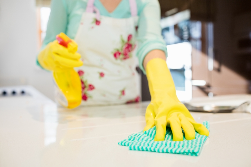 Brasileiras dedicam mais tempo que os homens a tarefas domésticas 