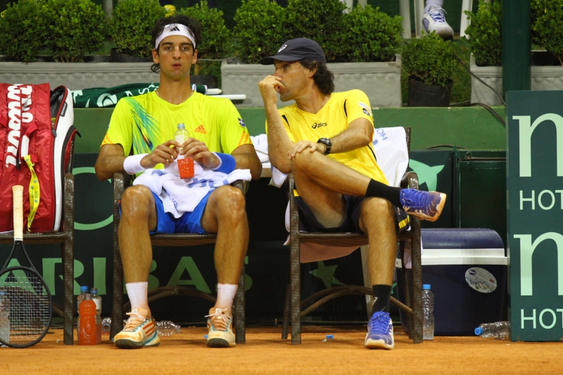 Ao lado do técnico (d), Bellucci faturou três títulos no circuito da ATP