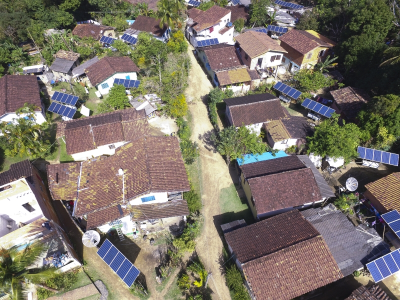 Instalação de placas solares fotovoltaicas nos telhados residenciais se torna um fenômenos cada vez mais comum em todas as regiões do País