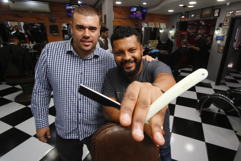 Lucas Siqueira (e) e Jader Lewis, da barbearia La Mafia, contam com oito unidades e devem lançar mais cinco