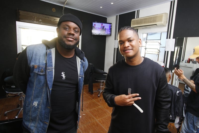 Barbearia Studio Na Vibe para o Gera&ccedil;&atilde;o E. Na foto:  Luan Ramos e Rick Marley Foto: FREDY VIEIRA/JC