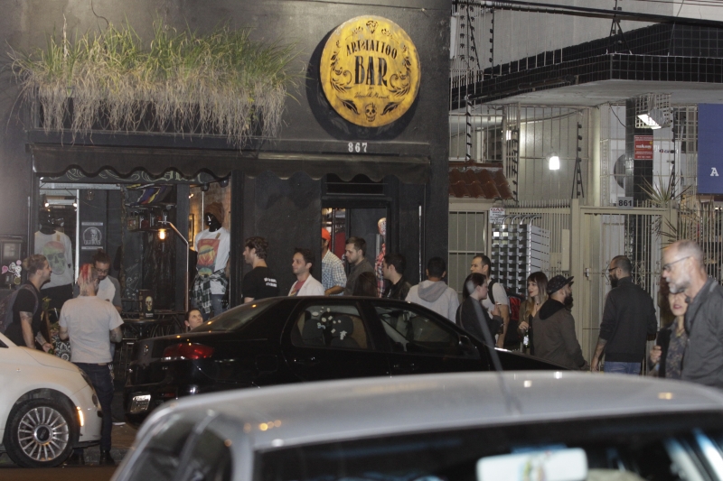 Movimento de bares na rua Lima e Silva