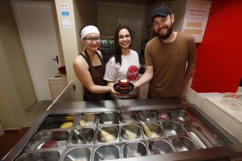 Tiana Hintz, Patr&iacute;cia Almeida (no centro) e Tiago Hintz, s&oacute;cios da Cake Circle 