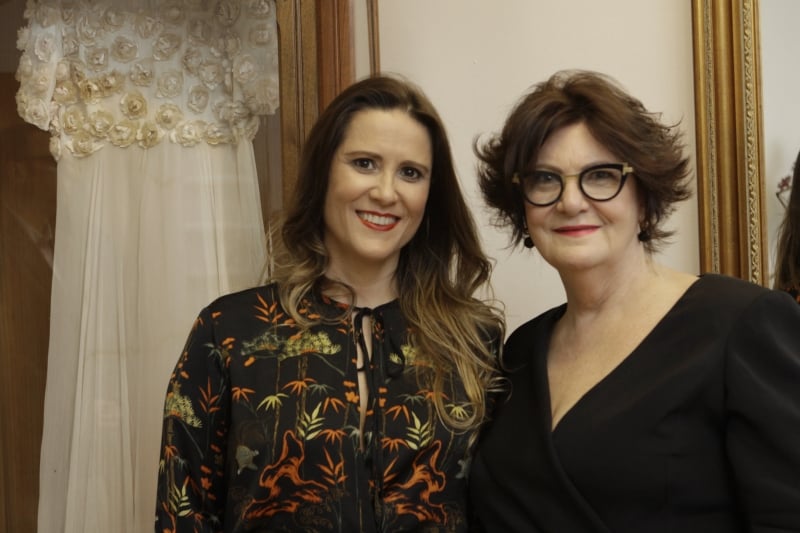 Gabriela e Solaine Piccoli na apresentação dos vestidos de noiva