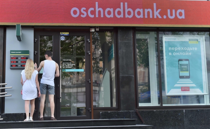 Na Ucrânia, um dos principais alvos, bancos foram fechados