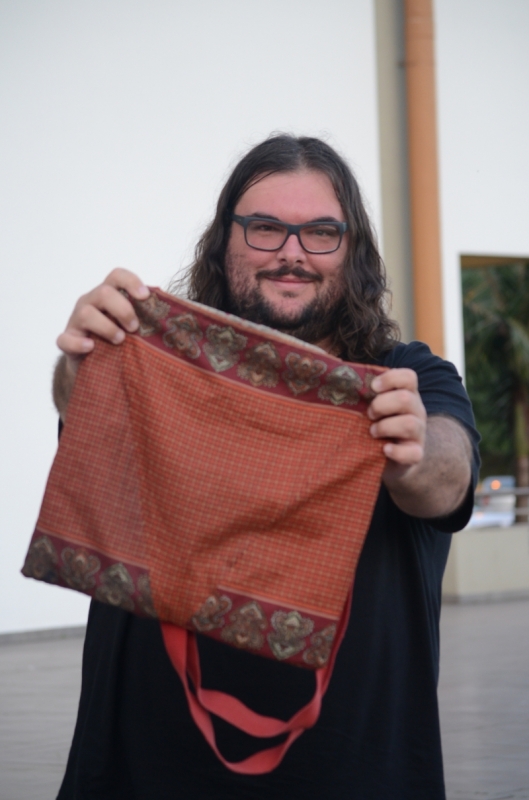 Rodrigo vende as pe&ccedil;as ao pre&ccedil;o de R$ 10,00 Foto: Ellen Renner/especial/JC