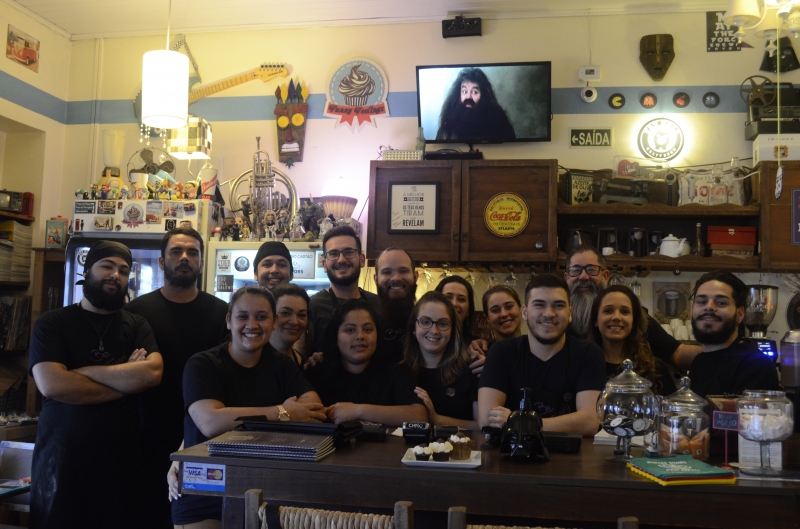 A equipe do caf&eacute; grita quando os pedidos s&atilde;o feitos na cozinha Foto: DANIELA TREMARIN/DIVULGA&Ccedil;&Atilde;O/JC