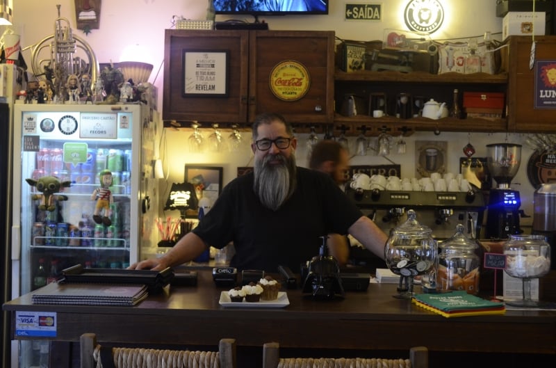 Fabiano Chaves, dono do Funny Feelings, de S�o Leopoldo, diz que abriu o estabelecimento com um sonho, um quadro e uma 'mulher louca'