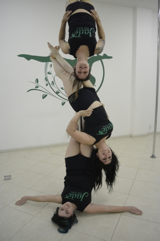 Amigas unidas: Ana Paula, Ariana e Juliana são as proprietárias e as instrutoras do Jade Pole Dance Foto: LUCAS SCHARDONG/ESPECIAL/JC