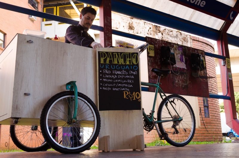 Depois de algumas adaptações no cardápio, a Yuca Food Bike, de Gustavo, vende panchos  Foto: DIOVANA DORNELES/ESPECIAL/JC