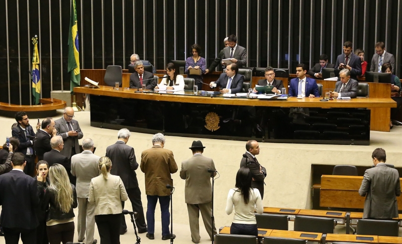 Comunicado da denúncia, com 64 páginas, foi lido no plenário da Câmara