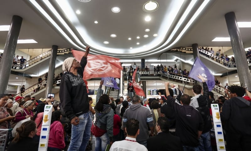 O saguão do aeroporto de Congonhas em São Paulo foi tomado por manifestantes 