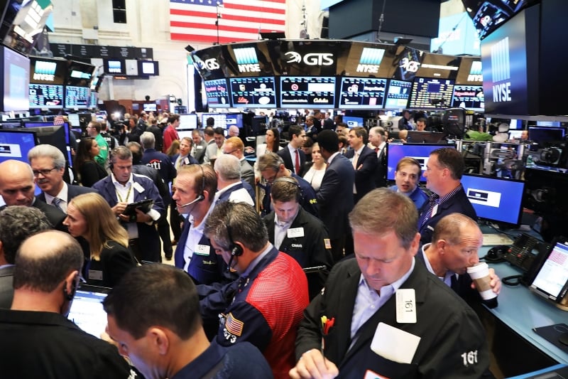 O índice Dow Jones, negociado  New York Stock Exchange, fechou em alta de 0,29%, em 21.349,63 pontos