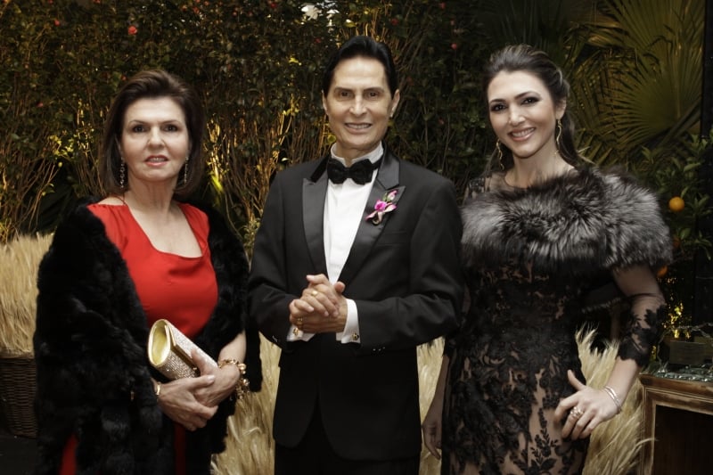 O comunicador Odalgir Lazzari entre Ildes Zaffari e Gianna Zaffari Frey