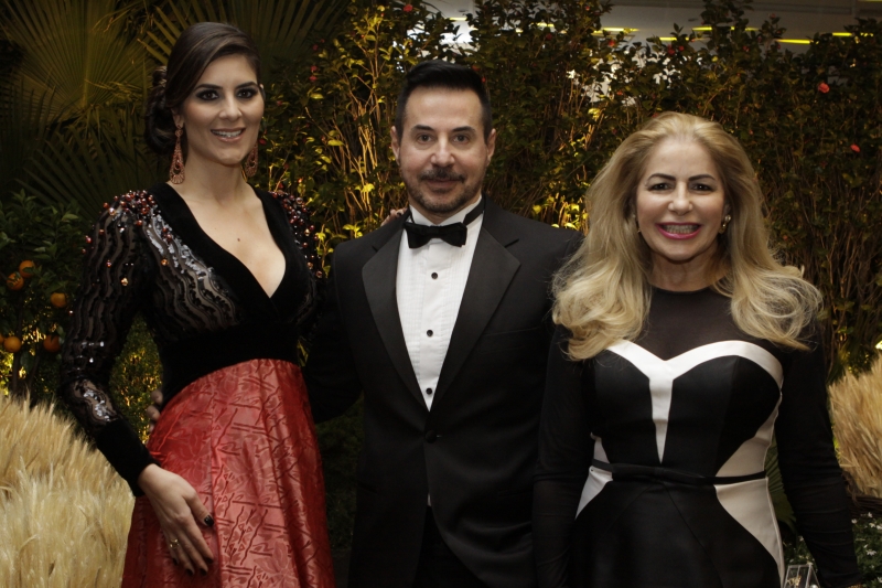 Fotolegenda
Bariba Brizola com Marco Tarrag&ocirc; e Rafaela Zanella em noite de gala e estilo no Country Club
   
