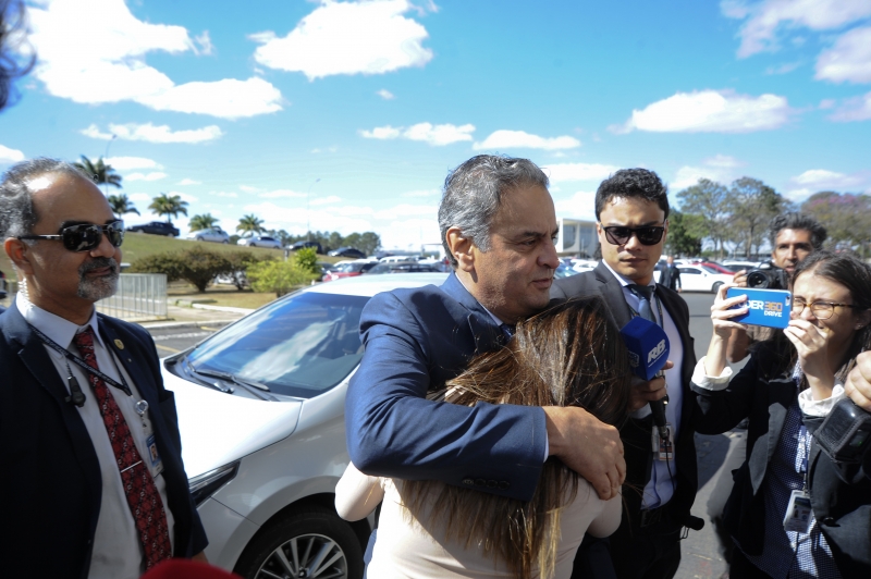 Aécio Neves é recebido ao retornar ao Congresso Nacional após 46 dias afastado