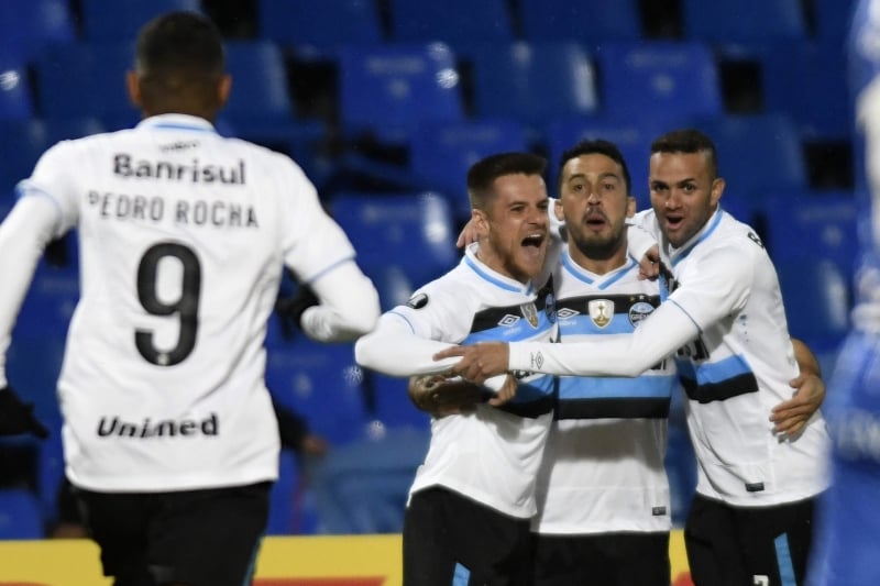 Ramiro comemora com Edílson e Luan após marcar o único gol do jogo