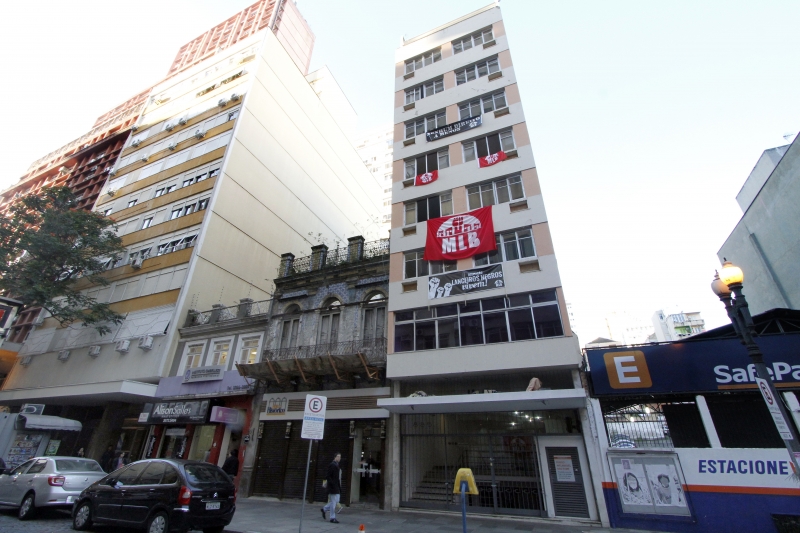 Grupo ocupou o prédio do antigo hotel Açores, no centro histórico de Porto Alegre 