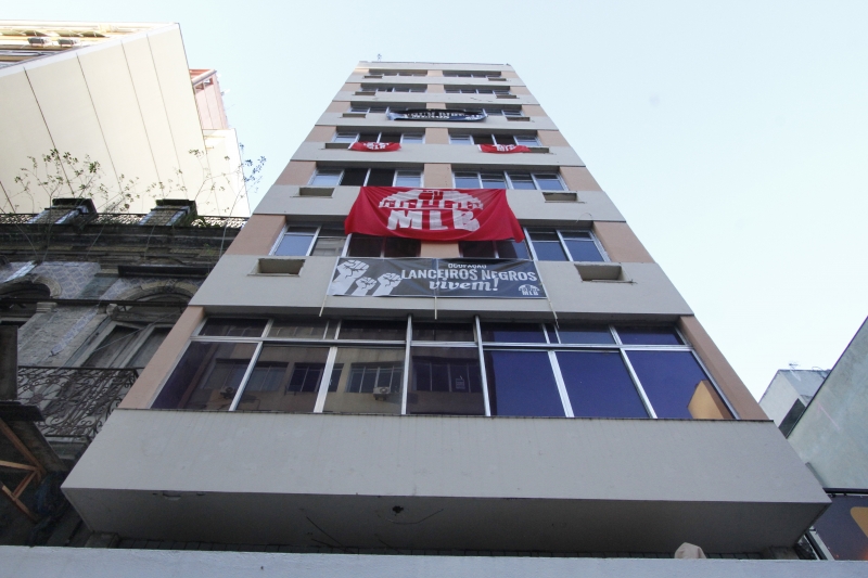 Grupo ocupa o prédio do antigo Hotel Açores, no Centro da Capital