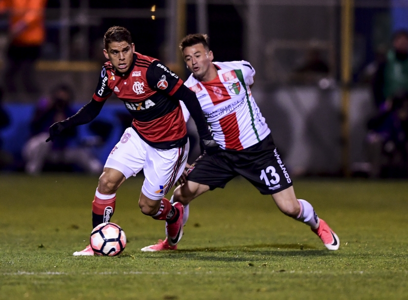 Palestino de Francisco Sierralta (d) e Flamengo de Gustavo Cuellar (e) fizeram uma partida movimentada, com 7 gols na segunda etapa