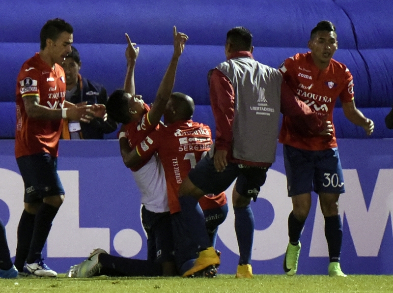 Gol de Álvarez (ao centro), permite ao Jorge Wilstermann jogar pelo empate no jogo de volta