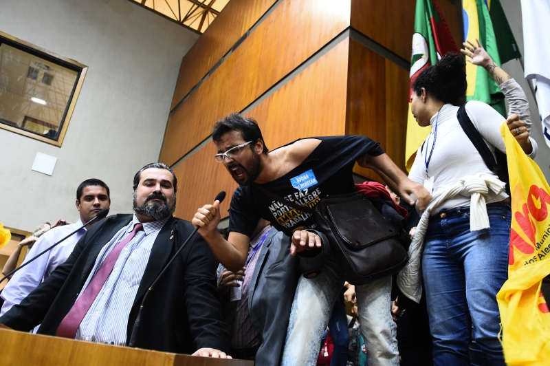 Municipários subiram na tribuna durante a fala do líder do governo