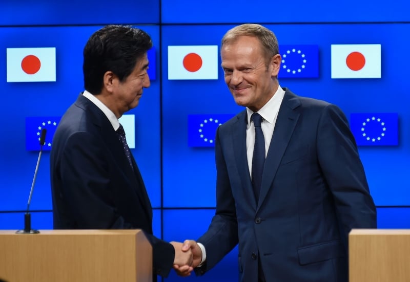 Tusk (d) e o primeiro ministro japonês Shinzo Abe fecharam acerto