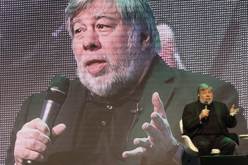 Steve Wozniak fez palestra para duas mil pessoas no lançamento de pós-graduação da Pucrs na Capital