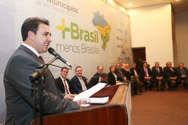 Salmo Dias assume presidência da Famurs