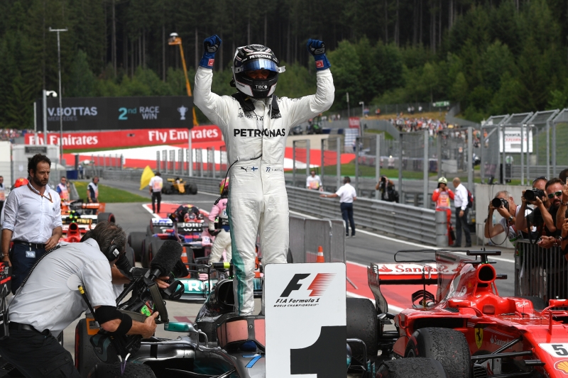Valtteri Bottas comemora o segundo triunfo de sua carreira na competição