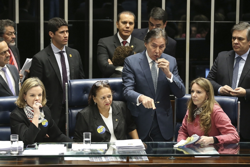 Senadoras de oposição tentaram impedir o início da sessão ocupando a mesa diretora do plenário