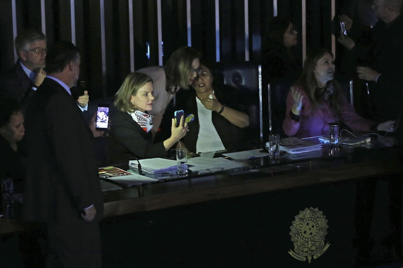 Senadoras permanecem no local para tentar impedir a votação da reforma trabalhista